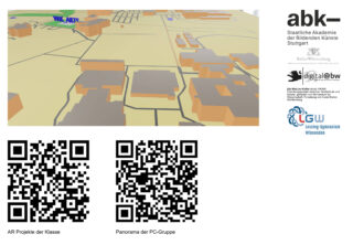 Links eine digitale 3D-Karte mit Gebäudemodellen, rechts die Logos von abk Stuttgart und Partnern sowie zwei QR-Codes mit der Aufschrift „AR Projekte der Klasse“ und „Panorama der PC-Gruppe“.