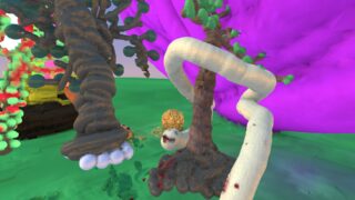 Zwei abstrakte, lehmartige Bäume stehen auf einer Grasfläche; einer hat einen dicken weißen Ast, der sich um seinen Stamm windet, mit einem rosa und violetten Hintergrund.