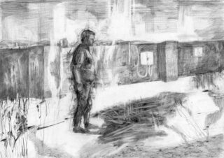 Eine Person steht neben einem Zaun und Stromkästen in einer skizzenhaften, monochromen Landschaft mit unebenem Boden und Vegetation.