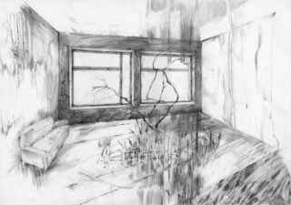 Bleistiftskizze eines leeren Raumes mit großen Fenstern, einer einfachen Bank und überwucherten Pflanzen und Ästen, die durch das Fenster in den Innenraum eindringen.