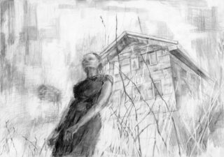 Bleistiftskizze einer Frau in einem dunklen Kleid, die im hohen Gras vor einem schiefen Holzhaus unter einem bewölkten Himmel steht.