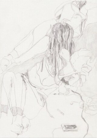 Eine Bleistiftskizze zeigt zwei eng beieinander sitzende Personen. Beide tragen Kapuzenpullover. Bei einer Person sind die langen Haare zu sehen. Neben ihnen liegen ein Telefon und ein Kabel auf dem Boden.