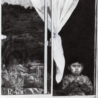 Ein Kind steht hinter einem Fenster und hält sich einen Strohhalm vor den Mund. Die weißen Vorhänge sind teilweise zugezogen und in der Spiegelung ist ein dunkler, überfüllter Innenraum zu sehen.