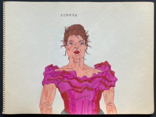 Zeichnung einer Frau mit lockigem braunem Haar, die ein magentafarbenes Rüschenkleid trägt, oben mit „KUMMER“ beschriftet, auf einer spiralgebundenen Skizzenbuchseite.