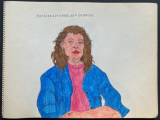 Ein handgezeichnetes Porträt einer Person mit langen braunen Haaren, die eine blaue Jacke und ein rosa Hemd trägt. Der deutsche Text oben lautet: „Verlass die Stadt, die keine ist.“.