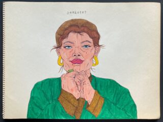 Ein handgezeichnetes Porträt einer Frau mit hellbraunem Haar, goldenen Creolen und einem grünen Outfit, die Hände nahe dem Kinn gefaltet; über ihrem Kopf erscheint das Wort „Denkste?“.