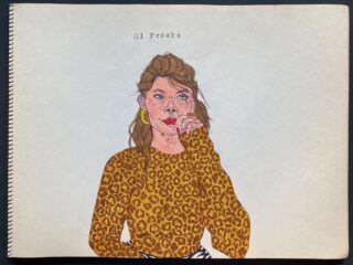 Eine handgezeichnete Illustration einer Frau mit hellbraunem Haar, einem Oberteil mit Leopardenmuster und rotem Lippenstift, die ihre Hand vor den Mund hält und über ihrem Kopf den Text „Hi Freaks“ trägt.