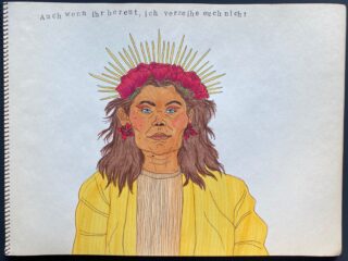 Eine Person mit langen braunen Haaren, einer gelben Jacke, Blumenohrringen und einer Rosenkrone mit goldenen Strahlen. Der obige deutsche Text lautet: „Auch wenn ihr bereut, ich verzeihe euch nicht.“.