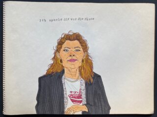 Eine Zeichnung einer Frau mit ernstem Gesicht in einem gestreiften Blazer und T-Shirt mit Nudeln, begleitet vom deutschen Text „Ich spucke dir vor die Füße“ oben auf der Seite.