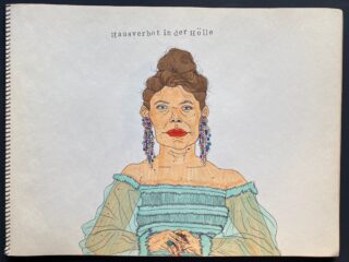 Abbildung einer Frau mit großen Ohrringen und leuchtend rotem Lippenstift, die ein schulterfreies blaues Kleid trägt. Der Text oben lautet „Hausverbot in der Hölle“.