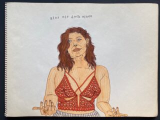 Eine Zeichnung einer Frau mit braunem Haar in einem roten Häkeloberteil, die mit ihren Händen eine Geste macht. Der deutsche Text oben lautet: „Blas mir doch einen.“.