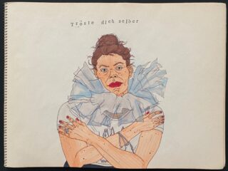 Eine Zeichnung einer Frau mit verschränkten Armen, einem Rüschenkragen und rotem Lippenstift, über ihr steht der deutsche Text „Tröste dich selber“.