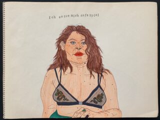 Eine Zeichnung einer Frau mit welligem braunem Haar, die einen schwarzen BH mit Schlangenmuster, roten Lippenstift und einen grünen Ring trägt. Der deutsche Text oben lautet: „Ich setze mich aufs Spiel.“.