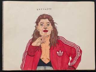 Zeichnung einer Frau mit langen braunen Haaren, einer roten Adidas-Jacke und Creolen. Sie steht mit erhobener Hand da. Über ihr steht der Name „Mercedes“.