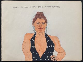 Eine Zeichnung einer muskulösen Frau in einem schwarzen Kleid mit Ohrringen, die selbstbewusst dasteht. Der obige deutsche Text lautet: „Wenn ich könnte, würde ich nie wieder aufwachen.“.
