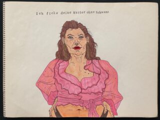 Zeichnung einer Frau mit braunem Haar, rotem Lippenstift und einer rosa Rüschenbluse; Der deutsche Text oben lautet: „Ich ficke deine Mutter ohne Schwanz.