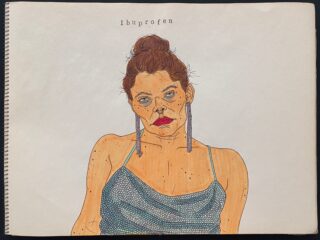 Eine Zeichnung einer Frau mit Dutt, rotem Lippenstift, langen Ohrringen und blauem Kleid, über ihrem Kopf steht das Wort „Ibuprofen“.