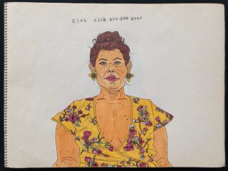 Ein handgezeichnetes Porträt einer Frau mit rötlichem Haar zu einem Dutt, die ein gelbes Blumenkleid und Ohrringe trägt; der deutsche Text oben lautet „Zieh mich aus dem Meer.“.