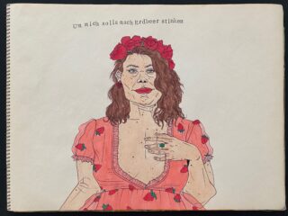 Eine Person in einem Kleid mit Erdbeermuster und einer roten Blumenkrone posiert, darüber steht der Text „Um mich solls nach Erdbeeren stinken.“.