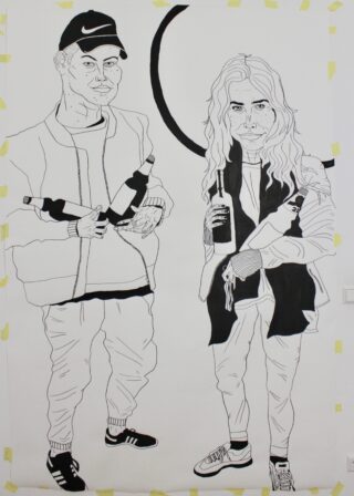 Schwarz-weiße Strichzeichnung eines Mannes und einer Frau, die nebeneinander stehen und jeweils Flaschen halten; beide tragen Freizeitkleidung und Turnschuhe.