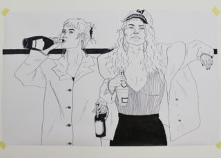 Strichzeichnung zweier Frauen, von denen eine aus einer Flasche trinkt und die andere ihren Arm auf einer Stange abstützt. Beide halten Flaschen und tragen Jacken und haben einen lässigen, selbstbewussten Gesichtsausdruck.