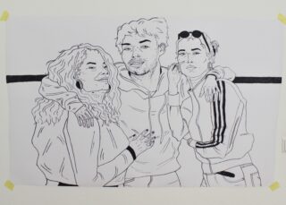 Strichzeichnung von drei zusammenstehenden Personen, wobei eine Person in der Mitte steht und die anderen auf beiden Seiten stehen und alle die Arme umeinander gelegt haben.