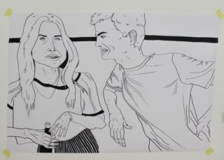 Schwarzweiß-Strichzeichnung von zwei Personen; eine hält eine Flasche und blickt nach vorne, die andere beugt sich lächelnd vor und hat den Arm hinter der ersten Person ausgestreckt.