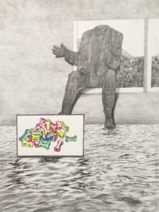 Eine kopflose Gestalt im Anzug sitzt auf einer Bank in einem überfluteten Raum mit Fenster. Im Vordergrund ist eine Kiste mit bunten, knochenförmigen Objekten ausgestellt.