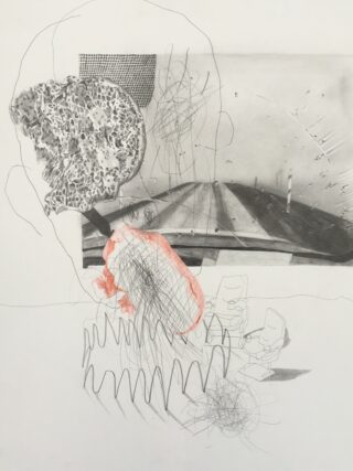 Abstrakte Bleistift- und Tuschezeichnung mit einer strukturierten Form, einer verschwommenen Straßenszene, Kritzeleien und zwei umrissenen Figuren, die in der unteren rechten Ecke auf Stühlen sitzen.