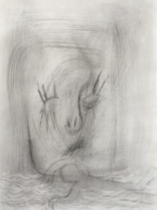 Eine schwache Bleistiftskizze zeigt ein abstraktes, verschwommenes Gesicht mit geschlossenen Augen und langen Wimpern, das mit einem weichen, wolkigen Hintergrund verschmilzt.