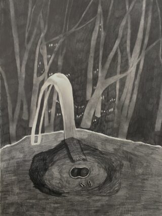 Eine Graustufenzeichnung eines Wasserspeiers über einem runden Becken mit Kieselsteinen darin, vor der Kulisse von Bäumen in einem Wald bei Nacht.