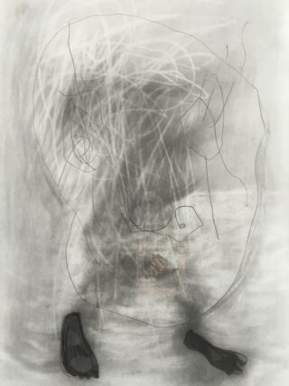 Abstrakte Bleistift- und Kohlezeichnung mit einer großen, ungefähr ovalen Form mit wirbelnden Linien, zwei dunklen Formen am unteren Rand, die Füßen ähneln, und einem grauen, verschmierten Hintergrund.