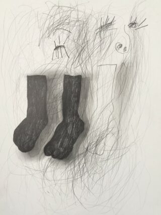 Zwei schattierte Socken sind nebeneinander auf Papier gezeichnet, umgeben von abstrakten Bleistiftkritzeleien und groben Skizzen eines Gesichts und einer Figur.