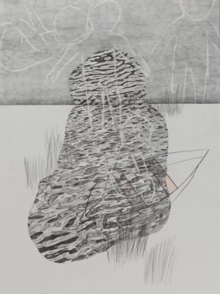 Abstrakte Zeichnung mit einem strukturierten, wasserähnlichen Muster in der Mitte, überlagert mit Skizzen von Strichmännchen und Gras auf einem überwiegend grau-weißen Hintergrund.