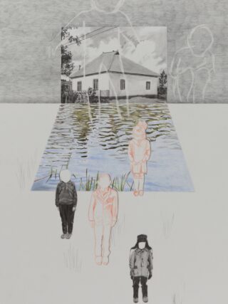 Eine teilweise kolorierte Zeichnung zeigt gesichtslose Figuren, die neben einem reflektierenden Teich stehen, mit einem Haus und dem Himmel im Hintergrund; einige Figuren sind umrissen, andere sind schwarz oder rot schattiert.