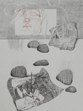 Eine Bleistiftzeichnung, die Felsen, Gras und zwei zerknüllte Laken auf dem Boden zeigt, mit einer schwachen Skizze eines Gesichts darüber im Hintergrund.