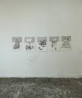 Fünf Schwarz-Weiß-Skizzen sind in einer Reihe an eine weiße Wand über einem fleckigen, abgenutzten Boden in einem Kunstatelier geklebt.