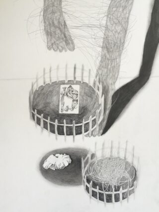 Eine Bleistiftzeichnung eines haarigen Fußes in der Nähe eingezäunter Kreise; einer enthält eine Karte, einer zerknülltes Papier und einer verhedderte Fäden. Der Schatten des Beins erstreckt sich über die Szene.
