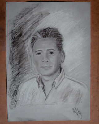 Eine Bleistiftskizze eines Mannes mit kurzen Haaren, der ein Hemd mit Kragen trägt, von der Brust aufwärts gezeigt, auf weißem Papier mit schattiertem Hintergrund.