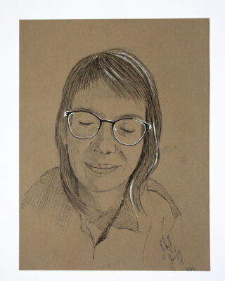 Eine Bleistift- und Tuschezeichnung einer Person mit Brille und geschlossenen Augen, die sanft lächelt, auf braunem Strukturpapier.