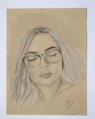 Eine Bleistift- und Kohlezeichnung einer Frau mit langen Haaren, Brille und geschlossenen Augen auf hellbraunem Papier. Das Porträt ist unten rechts signiert und datiert.