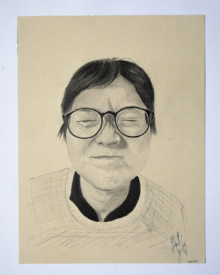 Bleistiftzeichnung einer Person mit kurzen Haaren und Brille, fest geschlossenen Augen, bekleidet mit einem Pullover, auf beigem Papier.