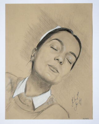 Ein Bleistift- und Kohleporträt einer Frau mit geschlossenen Augen und einem leichten Lächeln, die ein Hemd mit Kragen und ein Stirnband trägt, gezeichnet auf hellbraunem Papier.