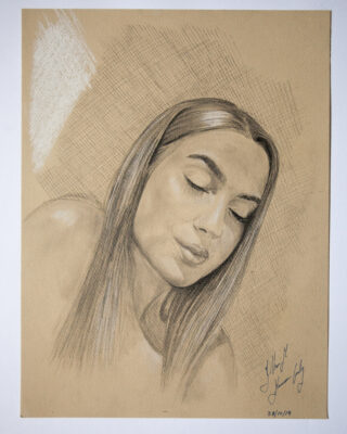 Ein mit Bleistift und weißer Kreide gezeichnetes Porträt einer Frau mit langem Haar und geschlossenen Augen, auf beigefarbenem Strukturpapier, in der unteren rechten Ecke signiert und datiert.