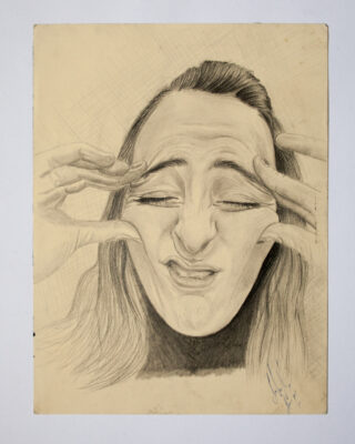 Bleistiftzeichnung einer Person mit langen Haaren, die die Augen zusammenkneift und einen verzerrten Gesichtsausdruck macht, indem sie mit den Händen an Wangen und Stirn zieht.