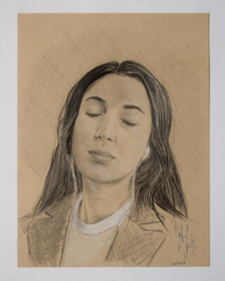 Ein Bleistift- und Kohleporträt einer Frau mit langen dunklen Haaren und geschlossenen Augen, bekleidet mit Jacke und Rollkragen, auf beigem Papier. Die Signatur des Künstlers befindet sich unten rechts.