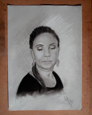 Bleistiftskizze einer Frau mit geschlossenen Augen, Ohrringen und dunklem Oberteil, gezeichnet auf weißem Papier mit braunem Hintergrund.