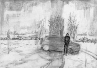 Eine Person steht neben einem in einer verschneiten Landschaft geparkten Auto, Reifenspuren sind sichtbar; im Hintergrund sind blattlose Bäume unter einem bewölkten Himmel zu sehen.