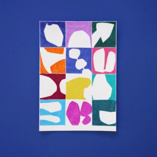 Auf blauem Hintergrund wird ein Raster aus zwölf farbigen Rechtecken mit verschiedenen abstrakten weißen Formen angezeigt.