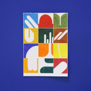 Ein farbenfrohes abstraktes Kunstwerk mit geometrischen Formen in Rot, Grün, Gelb, Blau und Weiß auf weißem Papier vor einem einfarbig blauen Hintergrund.